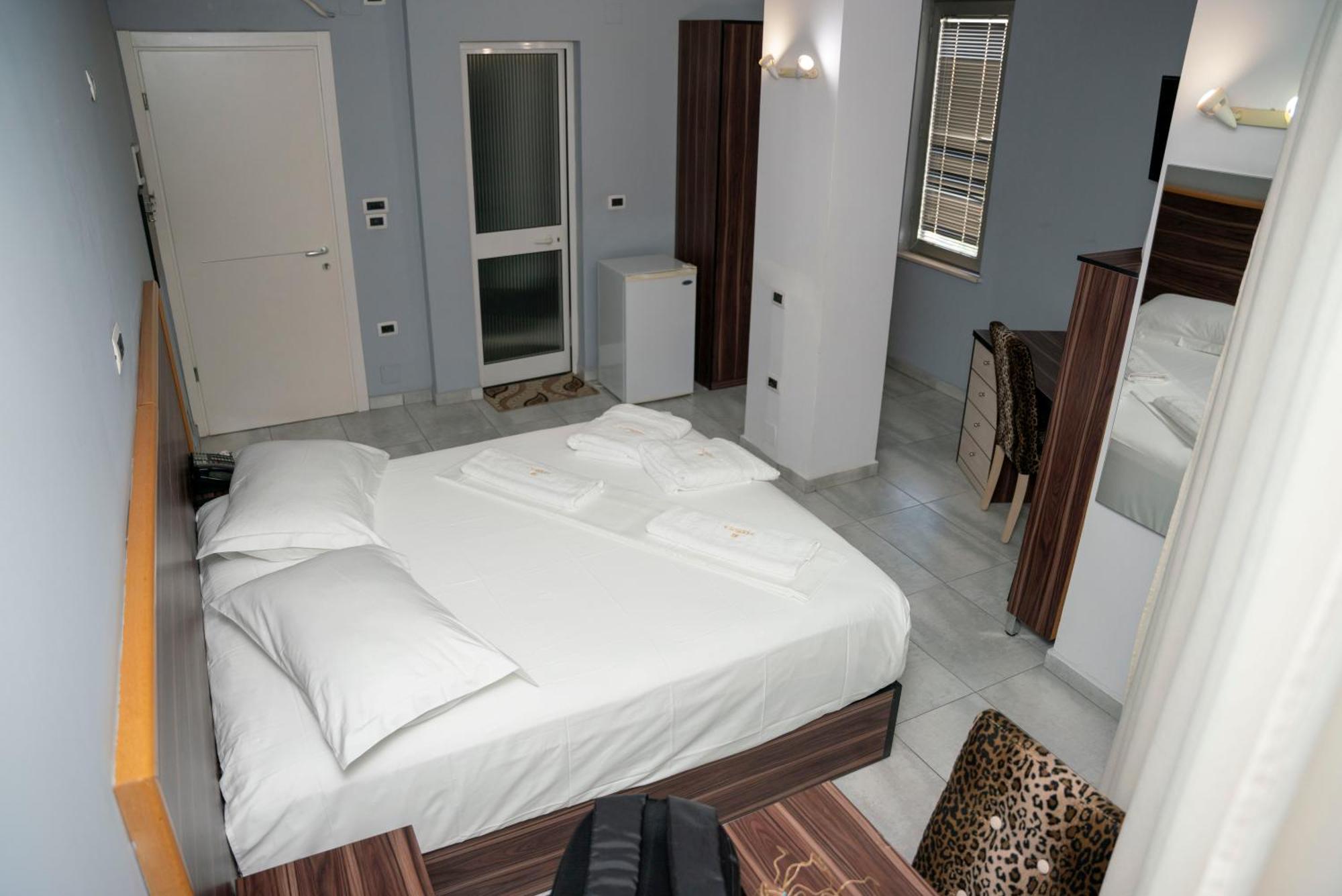 Hotel Pernoca Дуррес Екстер'єр фото