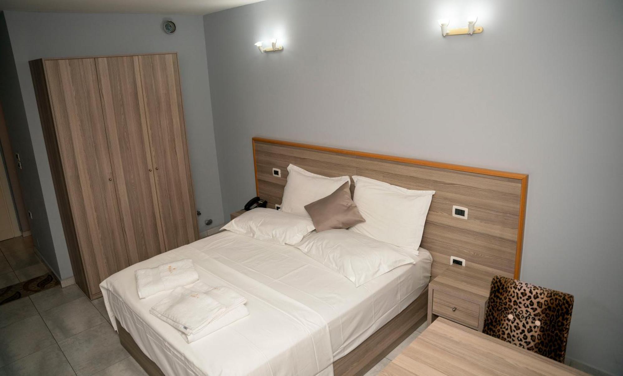 Hotel Pernoca Дуррес Екстер'єр фото