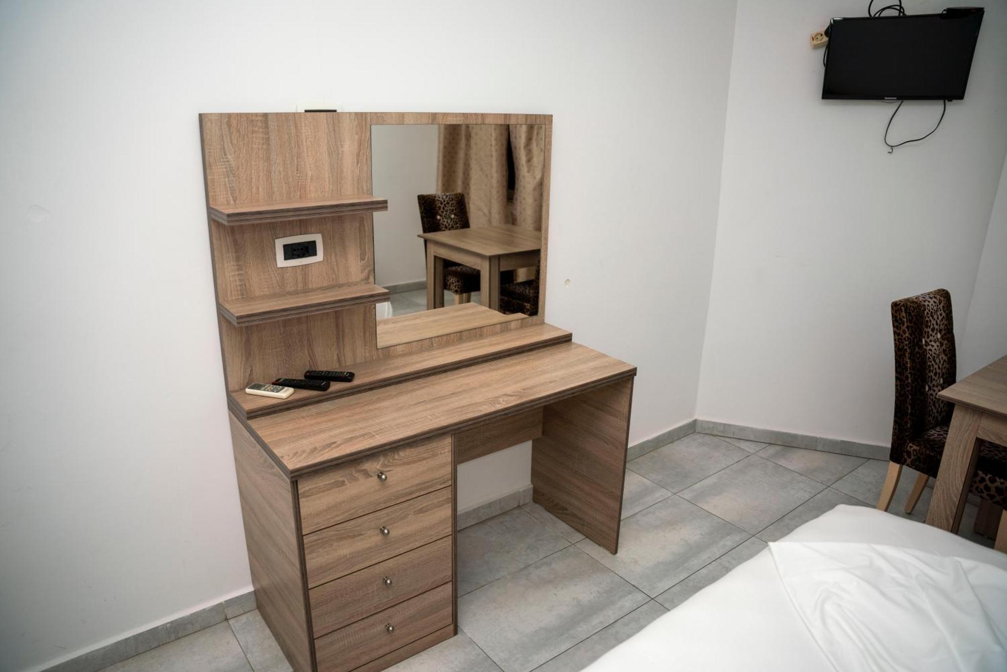 Hotel Pernoca Дуррес Екстер'єр фото
